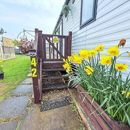 Beautiful Caravan For Hire With A Partial Sea View In Suffolk Ref 32042Az Lowestoft Εξωτερικό φωτογραφία