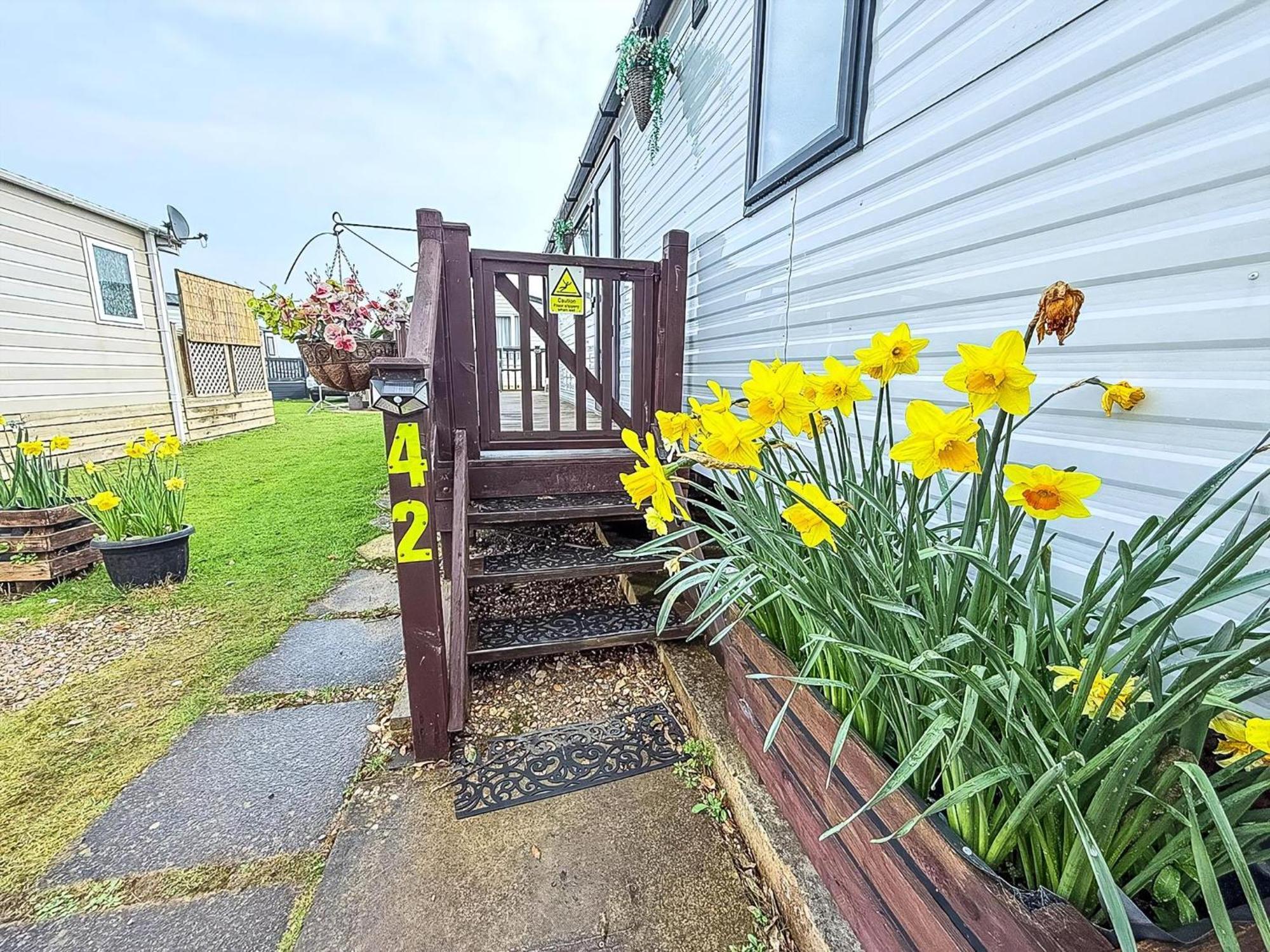 Beautiful Caravan For Hire With A Partial Sea View In Suffolk Ref 32042Az Lowestoft Εξωτερικό φωτογραφία