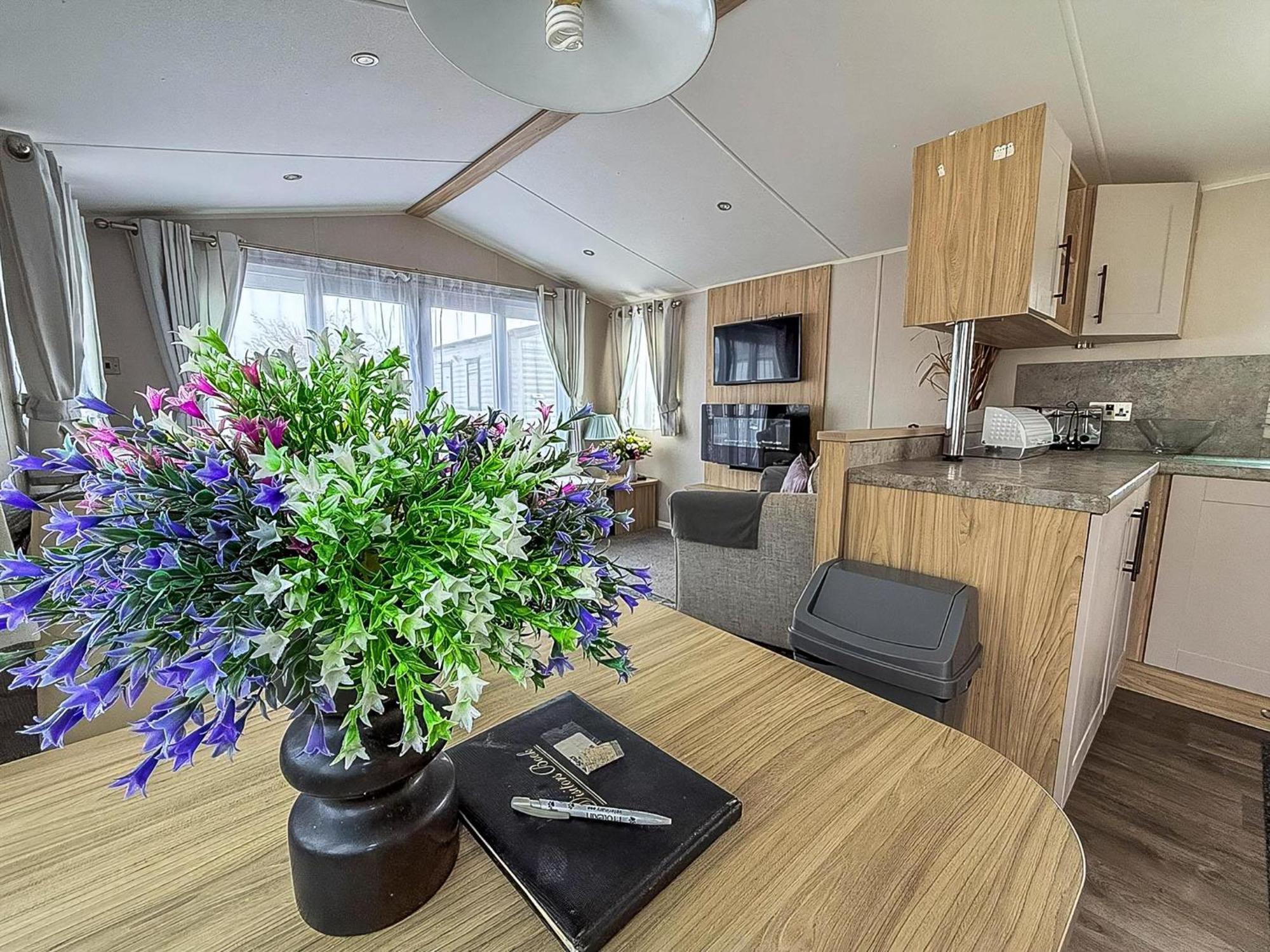 Beautiful Caravan For Hire With A Partial Sea View In Suffolk Ref 32042Az Lowestoft Εξωτερικό φωτογραφία